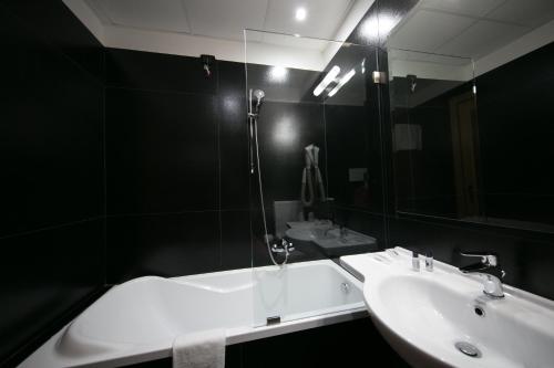 Superior Double Room with Balcony image 10