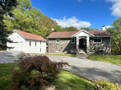 Exterior view, The Catskills Stone Getaway in Cairo (NY)