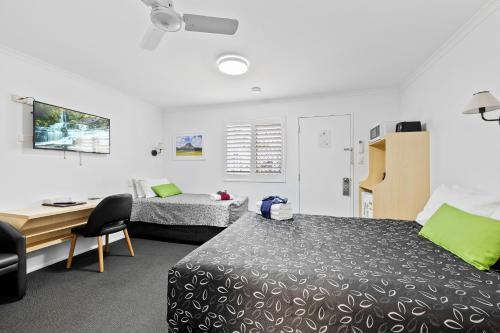 1 queen bed, 1 twin bed