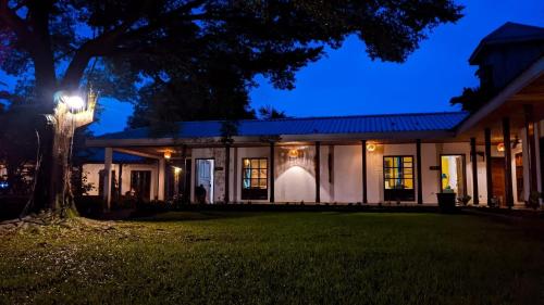 Unterkunft von außen, Luna Lodge in Limbe