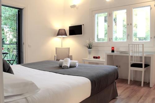 Double or Twin Room with Balcony image 3