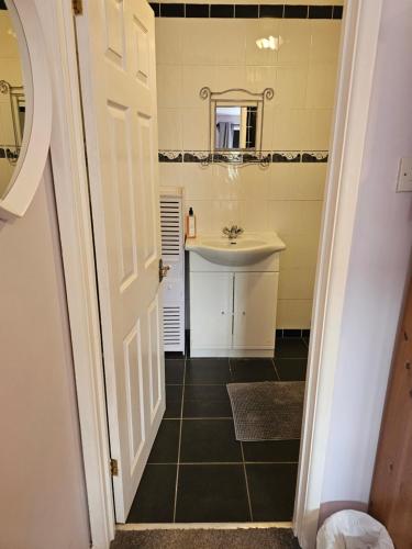 Quiet Room with ensuite in Chippenham