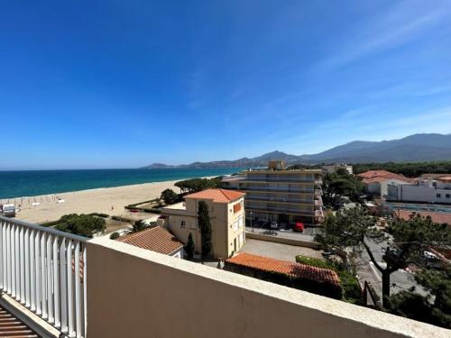 Appartement avec grande terrasse, vue mer et montagnes