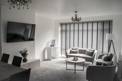 Guestroom, Modern & Spacious Home in West Yorkshire-Sleeps 11 in Dewsbury