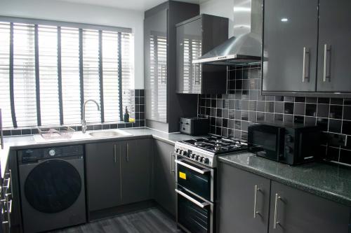 Kitchen, Modern & Spacious Home in West Yorkshire-Sleeps 11 in Dewsbury