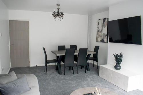Shared lounge/TV area, Modern & Spacious Home in West Yorkshire-Sleeps 11 in Dewsbury