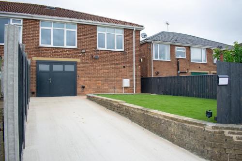 Exterior view, Modern & Spacious Home in West Yorkshire-Sleeps 11 in Dewsbury