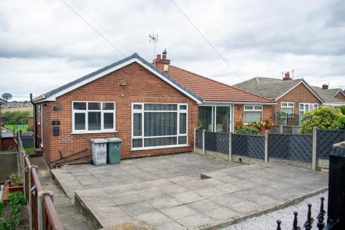 Exterior view, Modern & Spacious Home in West Yorkshire-Sleeps 11 in Dewsbury