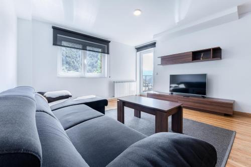 Barthe Holidays I Bonito apartamento con vistas en Arinsal 6PAX a pie de pistas, parking gratis I Ri in Arinsal