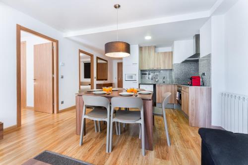 Barthe Holidays I Bonito apartamento con vistas en Arinsal 6PAX a pie de pistas, parking gratis I Ri in Arinsal