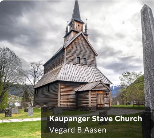Gjestehus i Sogndal med utsikt over fjord og fjell in Sogndal
