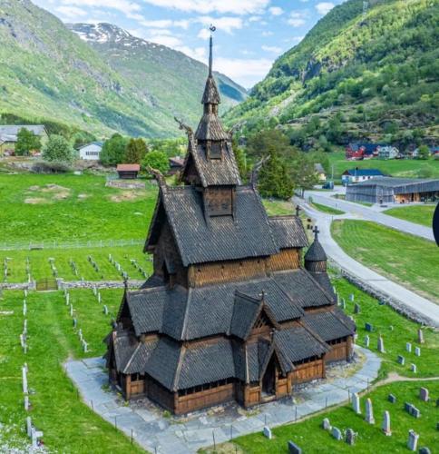 Gjestehus i Sogndal med utsikt over fjord og fjell in Sogndal