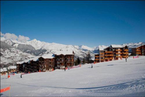 2P hyper centre Montalbert skis aux pieds