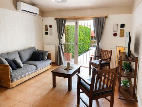 Casa Bordo Casa completa de uso exclusivo para hasta 5 huéspedes con patio privado cercado parrilla y cochera A 400m de la playa