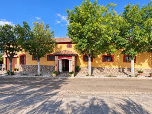 El refugio de Marmolejo, piscina, barbacoa y grupos hasta 18 personas in Marmolejo
