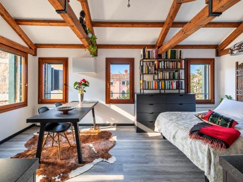 Central Modern Loft, Rooftop Patio, Full Kitchen