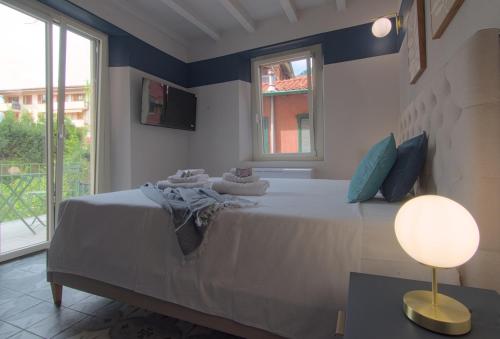Lake Como 2 min - Modern Suites at 1 min to Station - Wifi, AC