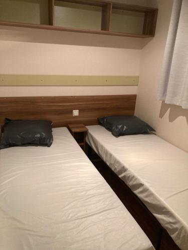 mobil home 6 place climatisé dans camping 4 etoiles avec piscine emplacement 521 - Camping - Vic-la-Gardiole