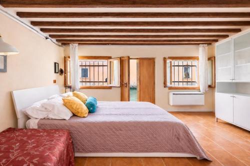 Central & Cozy Apt with Canal View, Full Kitchen