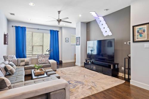 Stunning Townhome Near Uptown
