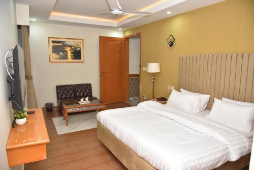 Bridge Residency Modern Living, 313 in 무자파라바드