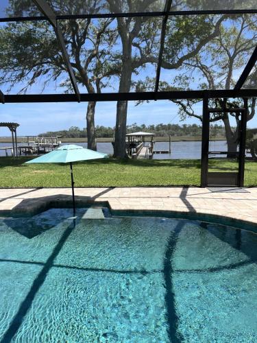 Uitzicht, Spacious 3BR home with private pool and water views in Yulee Easy access to Amelia Island in Yulee