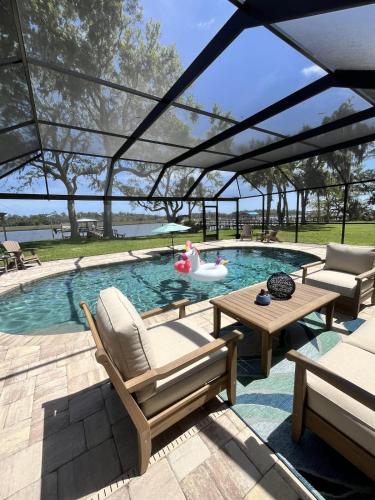 Zwembad, Spacious 3BR home with private pool and water views in Yulee Easy access to Amelia Island in Yulee