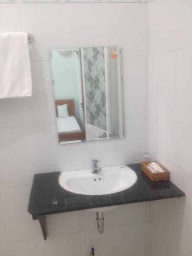 Bathroom, Khach san đao nguyen in Lien Huong