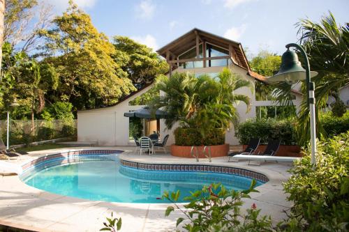 Villa boutique con piscina y vehículo