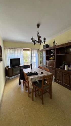 Departamento sobre peatonal a una cuadra del mar