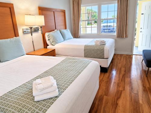 2 queen beds