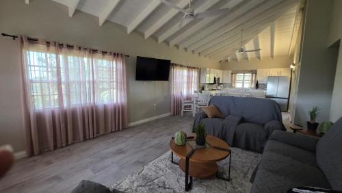 Cedar Grove 4BR Hillview Retreat in Ogees