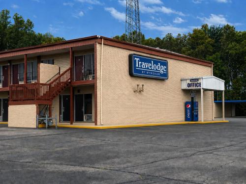 . Travelodge by Wyndham Seymour