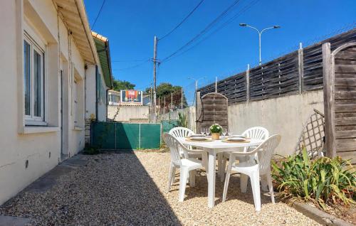 1 Bedroom Stunning Home In Royan