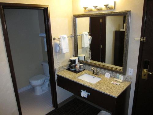 Vannituba, FairBridge Inn Arlington in Arlington (WA)