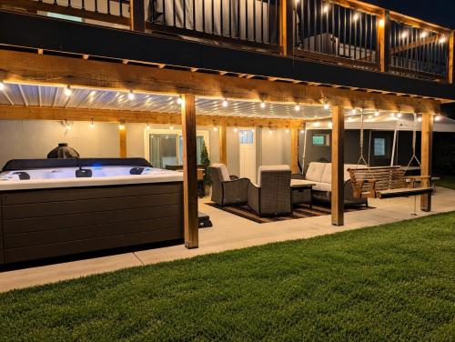 . Private Basement - Two King Beds and Hot Tub