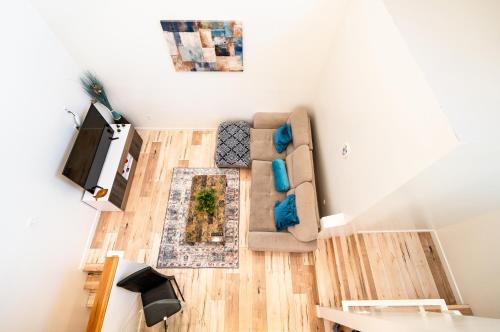 Chic 3-Levels 2-Bedroom 2 Bathroom Loft With 2 Parking