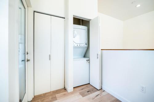 Chic 3-Levels 2-Bedroom 2 Bathroom Loft With 2 Parking