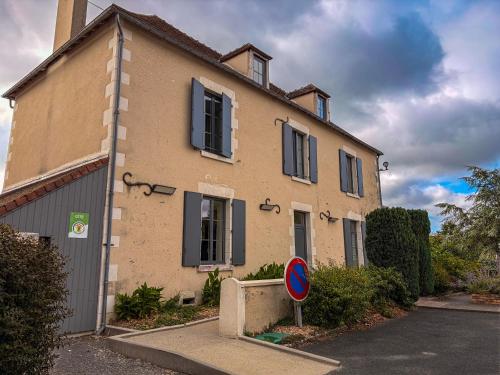 . Presbytère écorénové avec terrasse et vue sur étang, proche Parc Naturel Régional de la Brenne