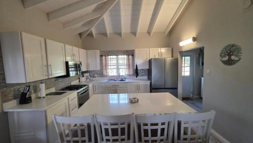 Cedar Grove 2BR Hillview Retreat in Ogees