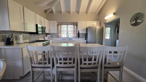 Cedar Grove 2BR Hillview Retreat in Ogees