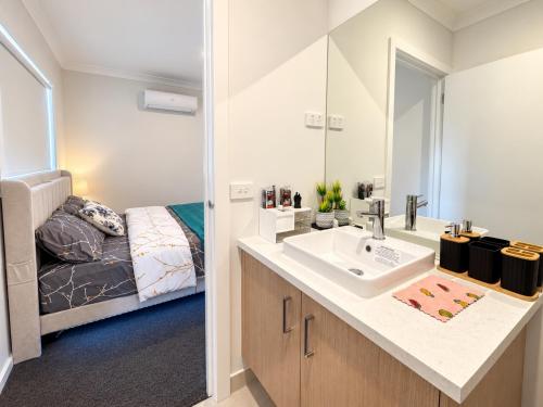 Cozy Private Ensuite - Cobblebank Railway Station in Melton South