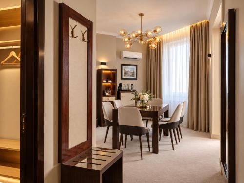 אוכל ומשקאות, Kazakhstan Hotel in אלמאטי