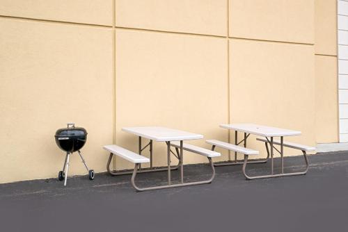 Super 8 by Wyndham Marshall MN - image 12