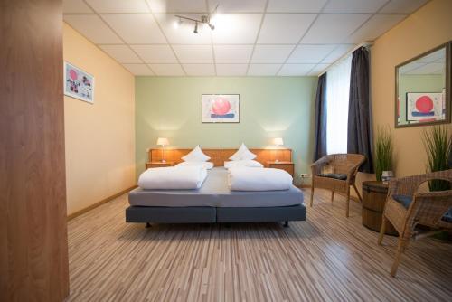 1 queen bed, 1 twin bed