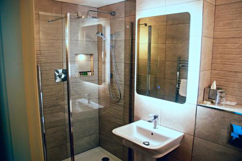 Double or twin room, ground floor, courtyard view, sea view
