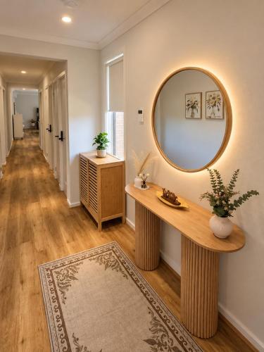Cozy Private Ensuite - Cobblebank Railway Station in Melton South
