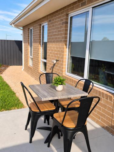 Cozy Private Ensuite - Cobblebank Railway Station in Melton South