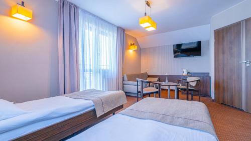 2 twin beds, 1 sofa bed