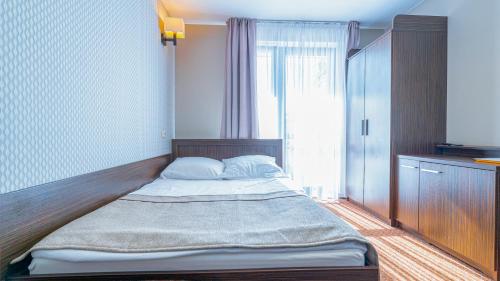 1 double bed, 1 twin bed